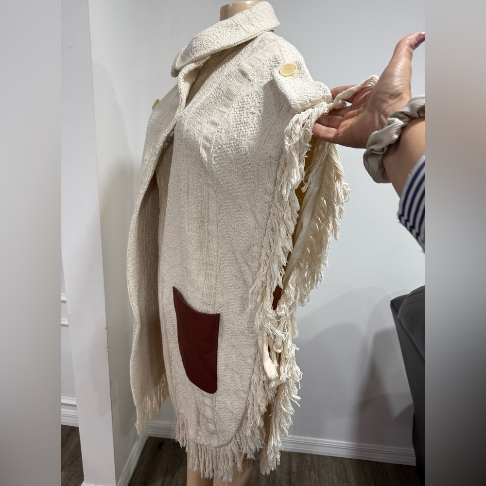 BCBGMaxAzria Cream Poncho with Brown Pockets - Picture 4 of 6